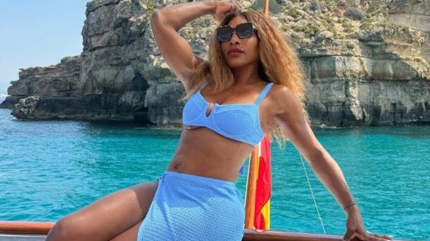 Im pinken Flamenco-Kleid und blauen Bikini: Serena Williams erkundet Mallorca in leuchtenden Farben