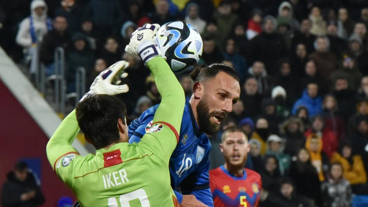Muriqi, delantero de Kosovo, intenta rematar un balón ante el portero de Andorra