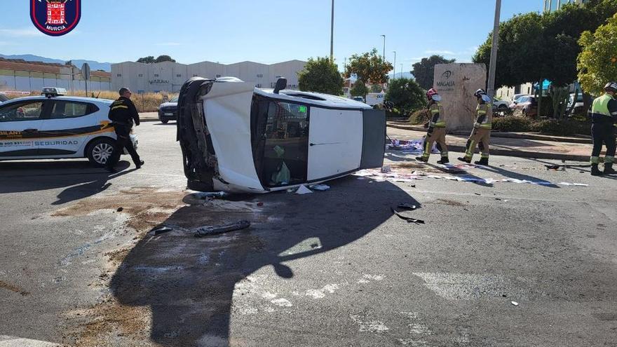 Uno de los vehículos implicados en el accidente del polígono murciano de San Ginés.