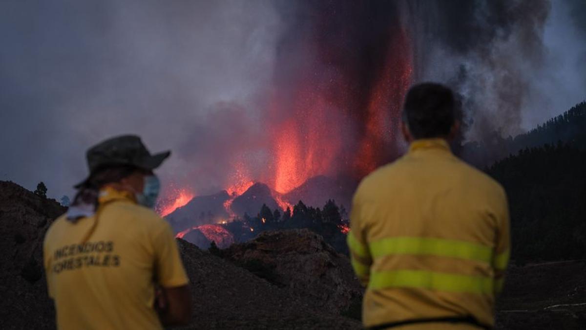 Dos agentes forestales observan la erupción del volcán en La Palma