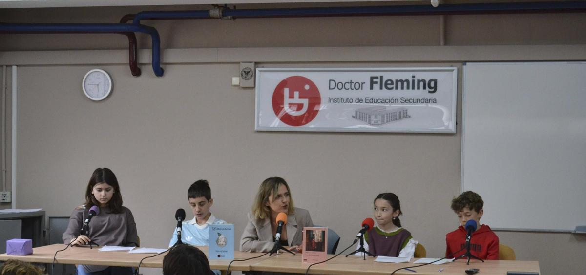 Patricia Suárez, con cuatro alumnos de los dos centros, durante la entrevista.
