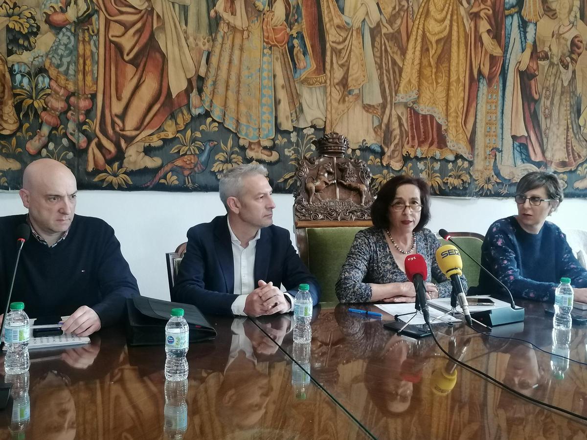 Ángeles Medina (segunda por la izquierda) en el pleno en el que ha formalizado su dimisión.