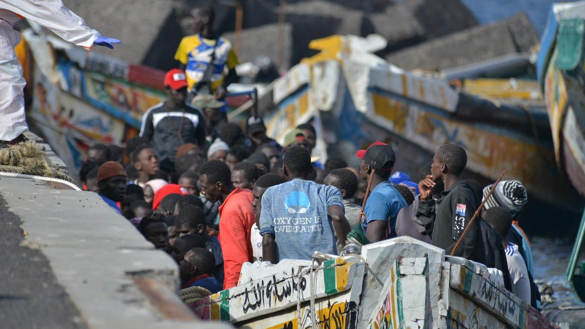 Un grupo de migrantes espera por desembarcar en el puerto de Los Cristianos, en Tenerife.