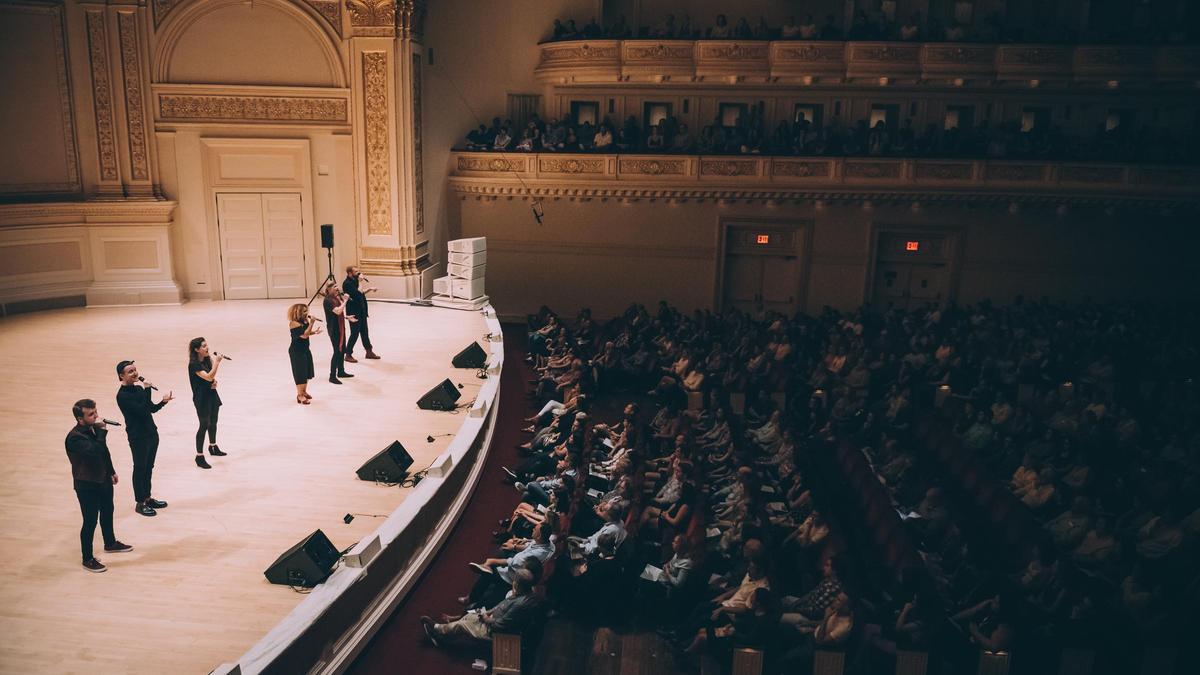 Una de las actuaciones del grupo NoVi en Inglaterra y que actuarán en el Centro de Arte Hortensia Herrero el 15 de noviembre.