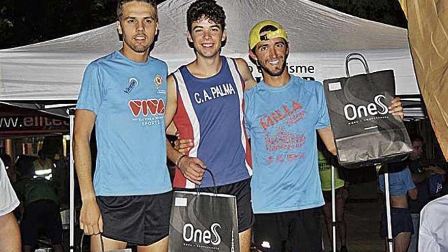 El podio masculino posa tras la carrera en Inca.