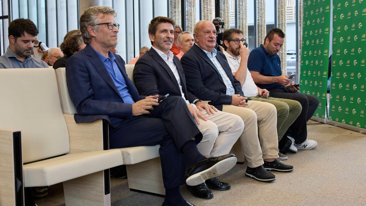 Joan Vehils, director de SPORT, Sergi Guillot, director general en Prensa Ibérica, y Carmelo Paniagua, presidente de la Real Federación Española de Patinaje, presentes en el sorteo de la OK Liga