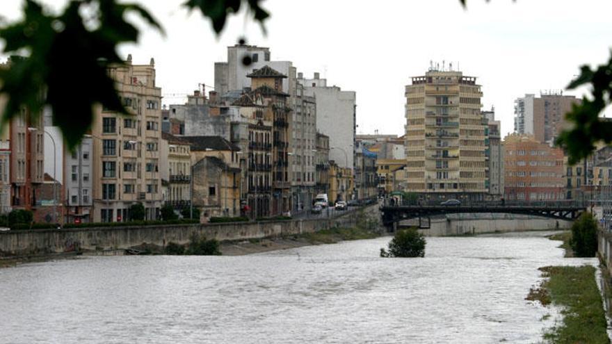 Imagen del río Guadalmedina, la gran cicatriz de Málaga, cuyo encaje urbano se sigue discutiendo hoy en día.