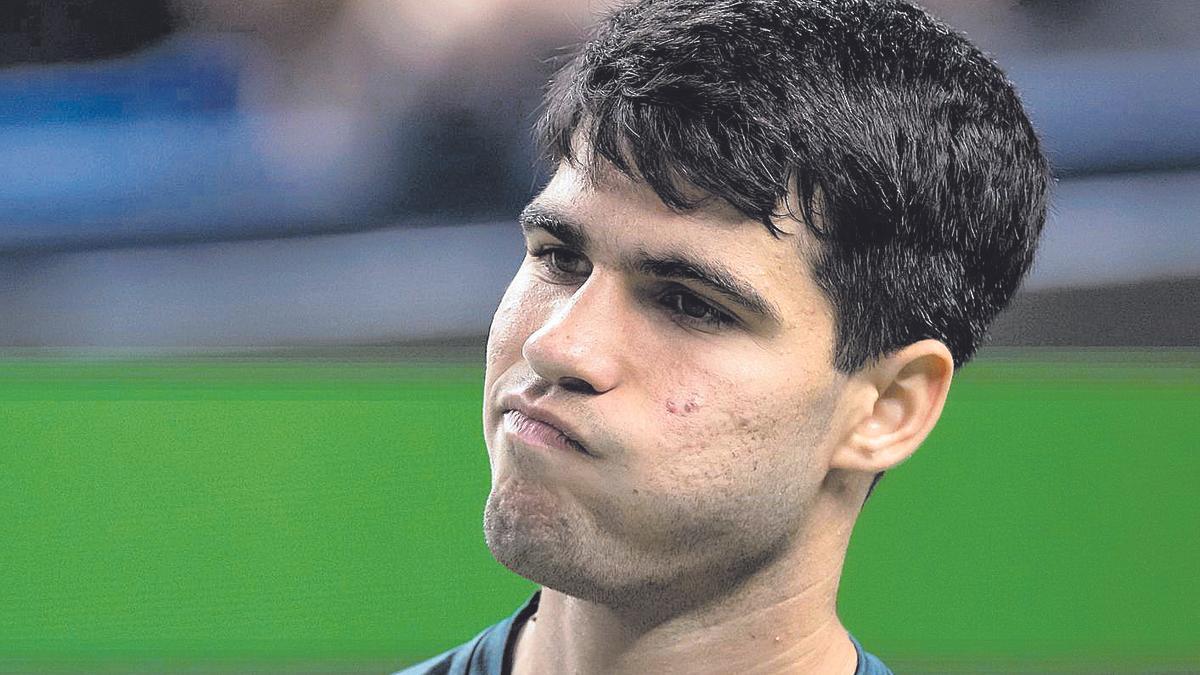 Carlos Alcaraz, con gesto torcido, durante el partido ante Dimitrov.