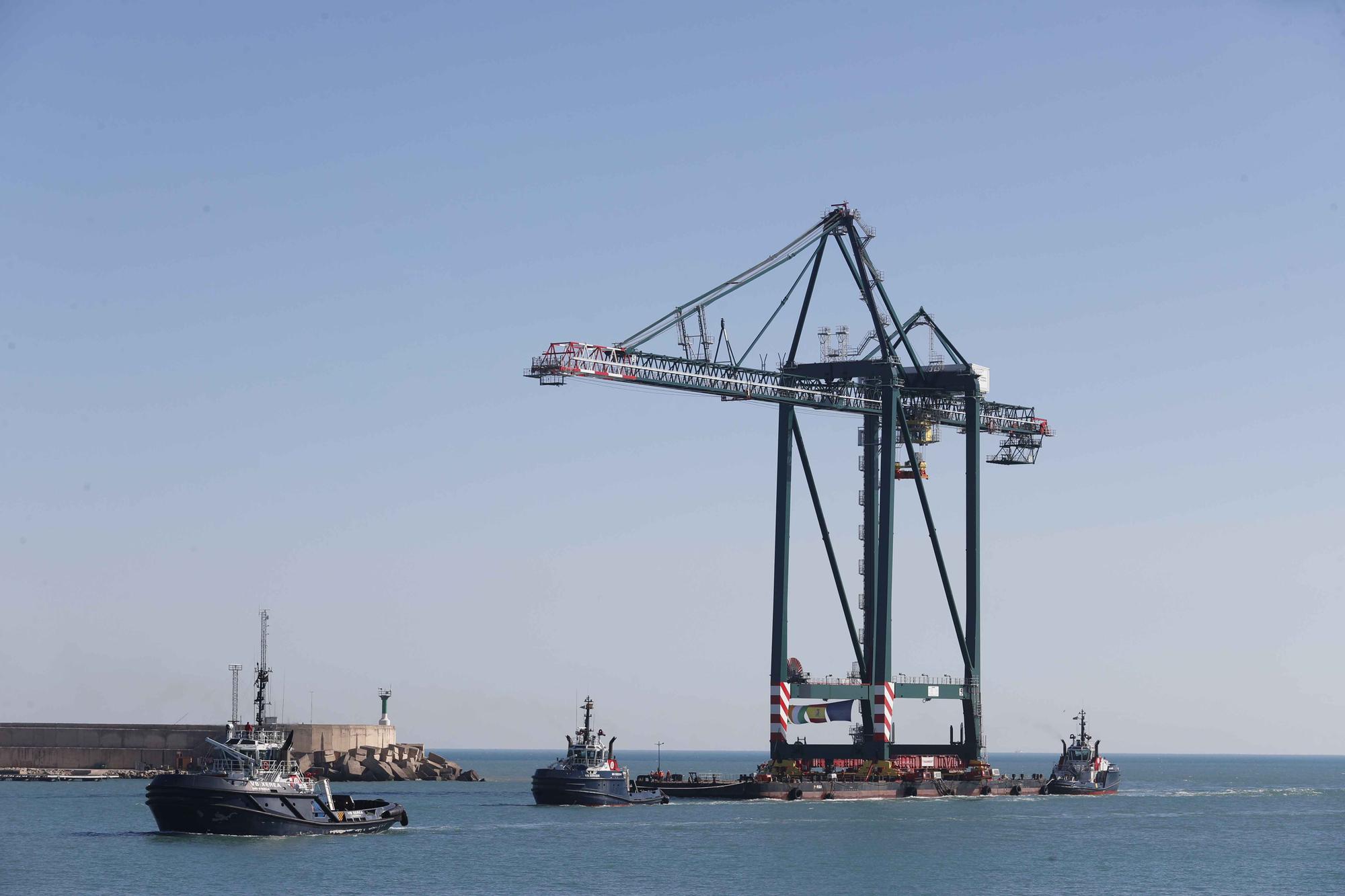 Espectacular traslado por mar de una nueva grúa en el Puerto de València