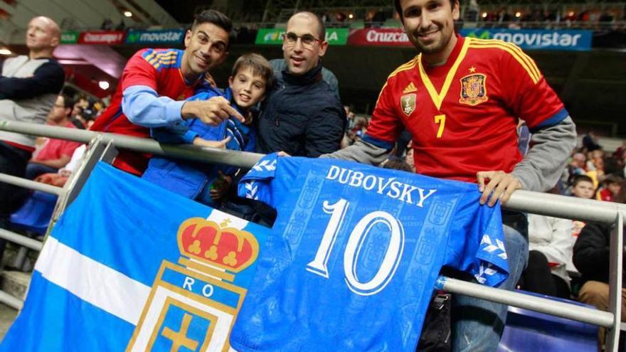 Aficionados en el Carlos Tartiere ante una camiseta con el nombre de Dubovsky.