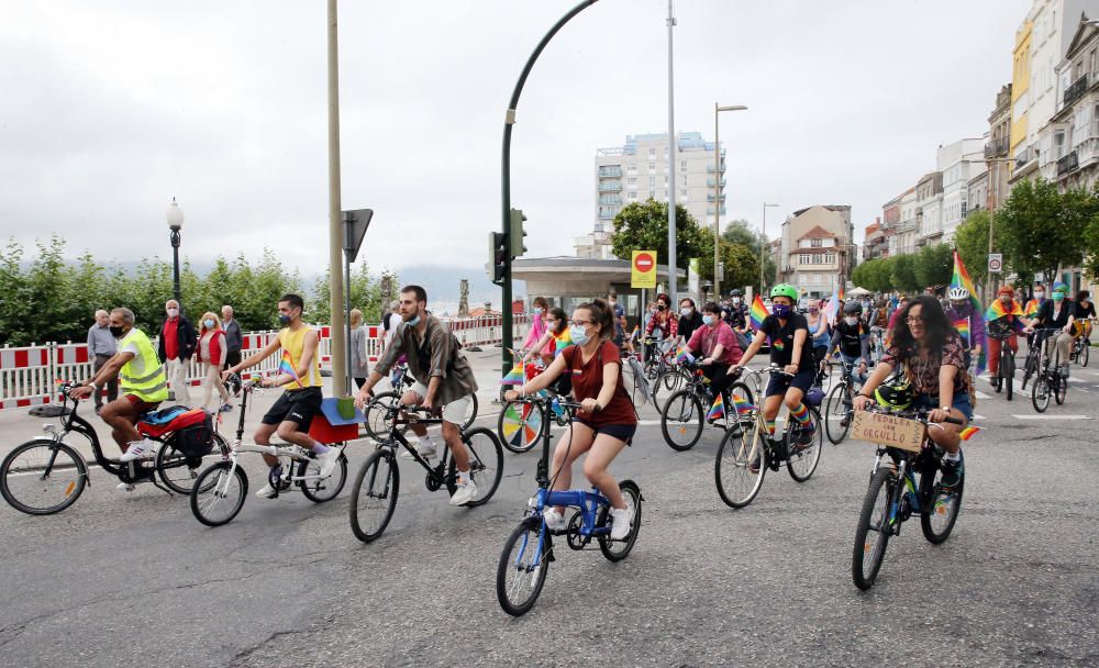 Una multitud de vigueses y viguesas participan en la concentración en bicicleta para celebrar el Día del Orgullo LGTBI