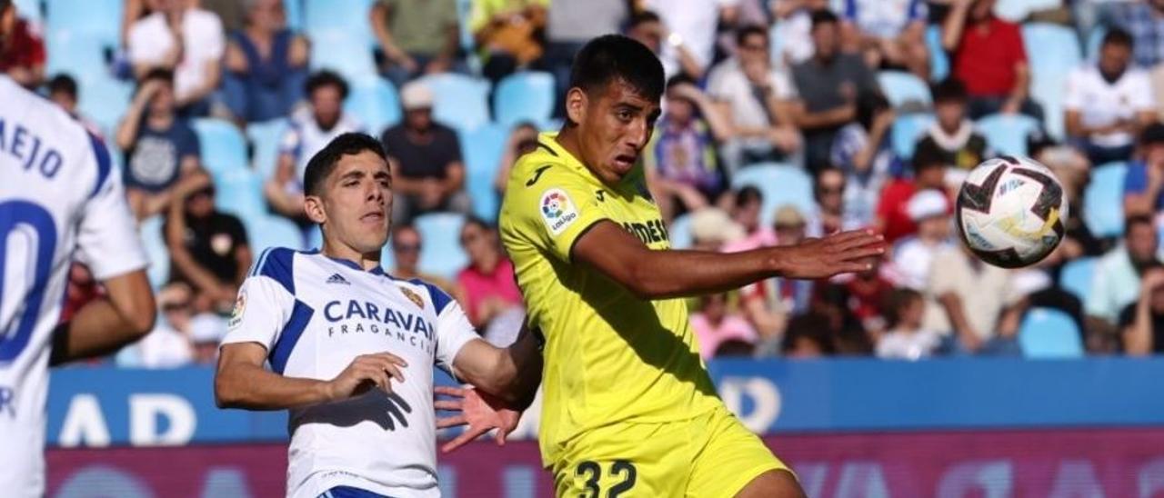 El extremo argentino Thiago Ojeda pelea un balón con el lateral diestro Fran Gámez.