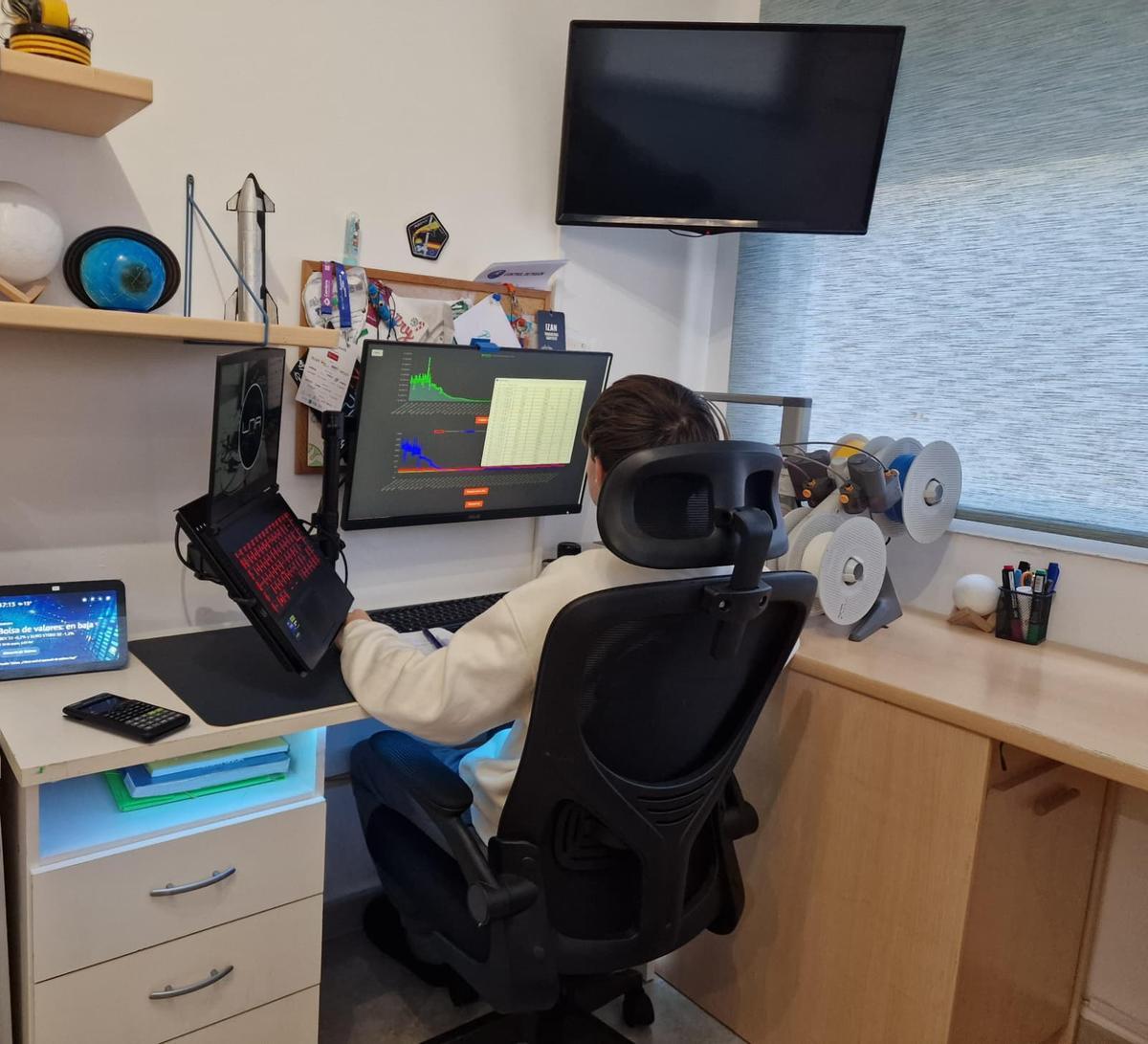Imagen de Izan en su escritorio.