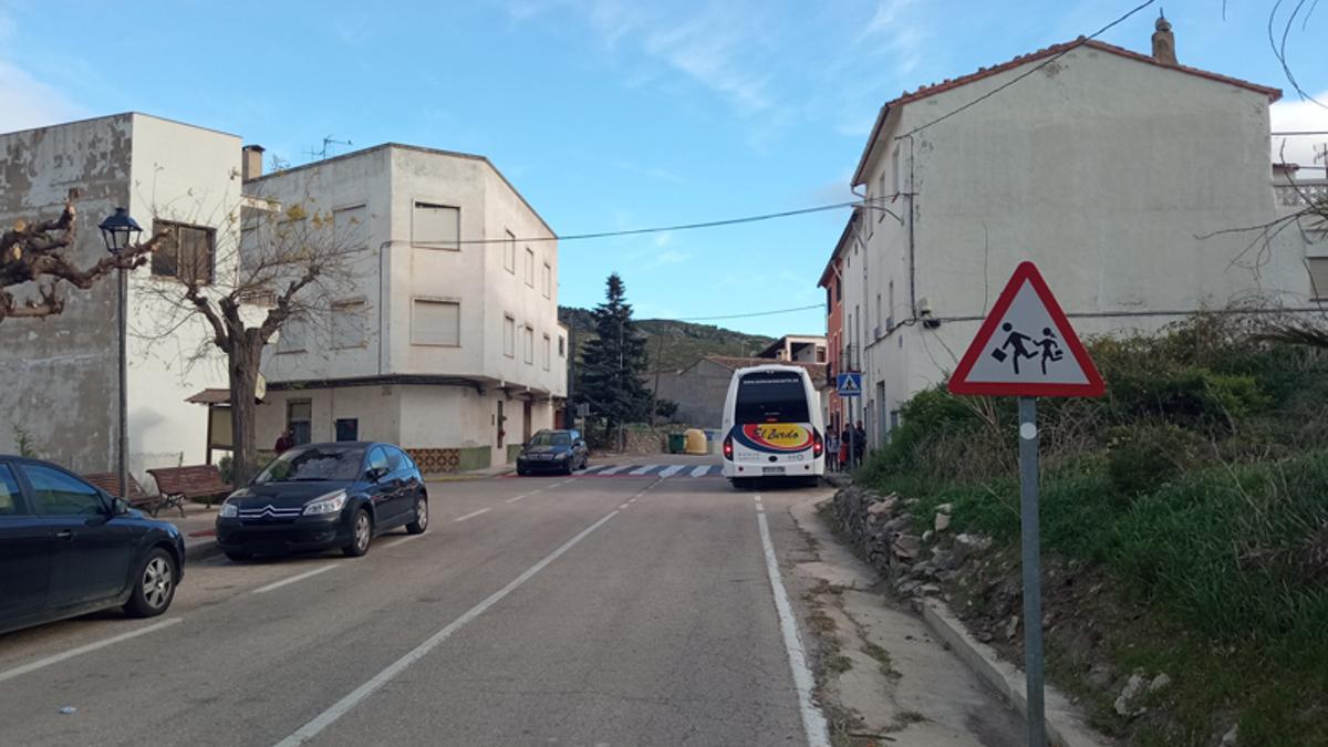 Un autobús recoge en Al Patró a los pequeños de este núcleo urbano de la Vall de Gallinera, para ir al colegio que está en Benissivà