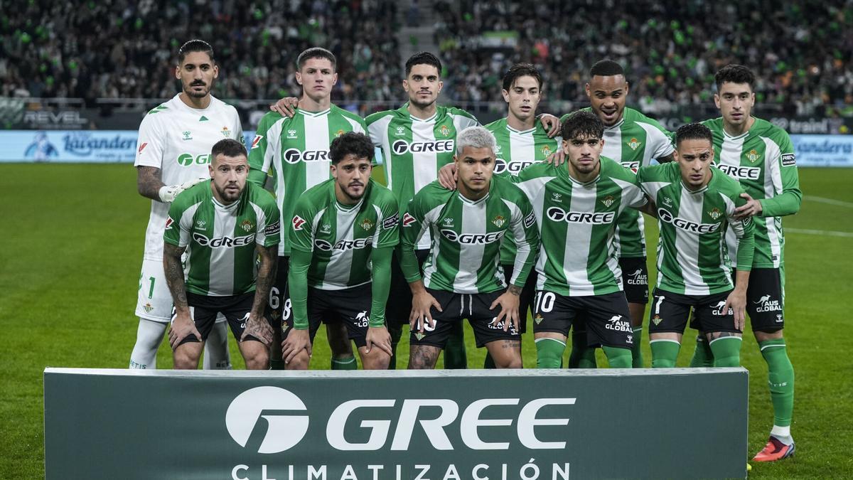 Los jugadores del Real Betis posan para una foto durante el partido de fútbol de la liga española, LaLiga EA Sports, disputado entre el Real Betis y el FC Barcelona en el estadio La Cartuja.