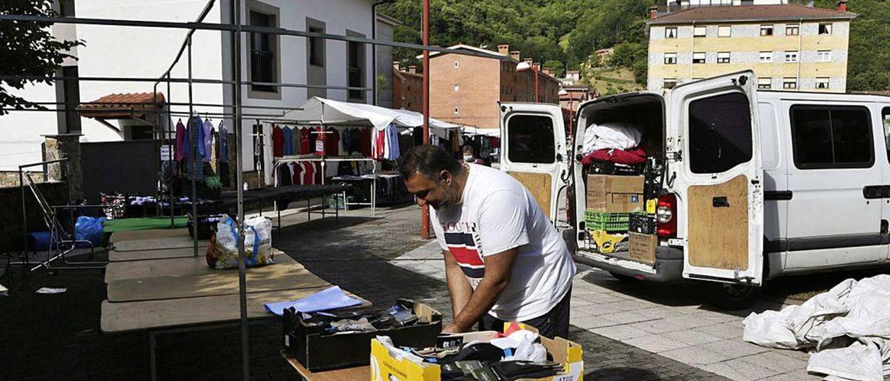 La instalación de los puestos, en Pola de Laviana.