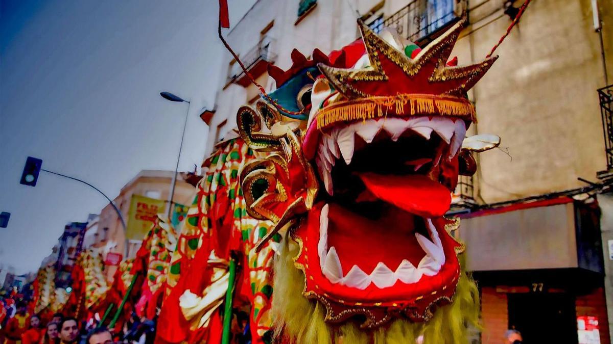 Un dragón percorrendo as rúas durante a celebración en España do Novo ano chinés (2025).