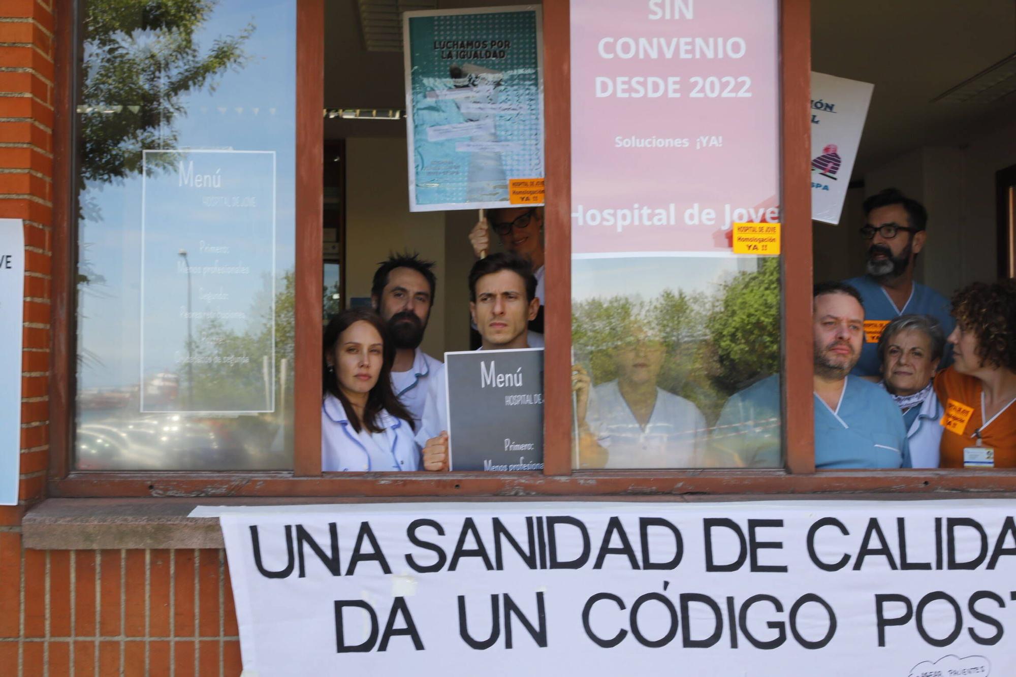 El encierro de sanitarios del Hospital de Jove (en imágenes)