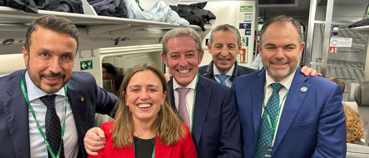 Por la izquierda, Daniel González, María Calvo, Javier Vega, presidente de la Cámara de Comercio de León; Pedro López Ferrer y Carlos Paniceres, ayer, en el interior del tren inaugural de la Variante.