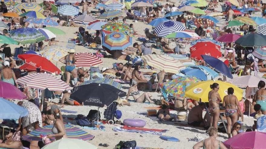 La masiva afluencia de bañistas puso el cartel de completo en playas como Rodeira, en Cangas // S. Á.