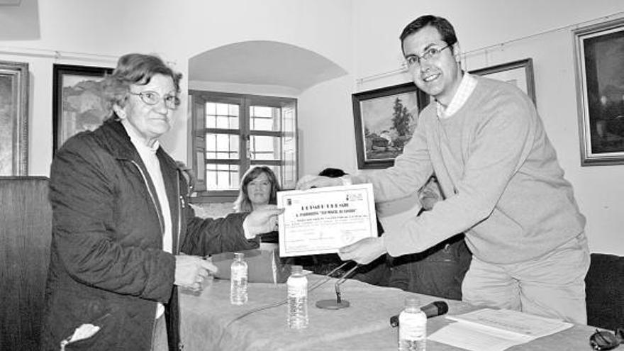 Visita García, de Caroyas, recogiendo el premio de manos del concejal Juan Guisasola, ayer, en Luarca.