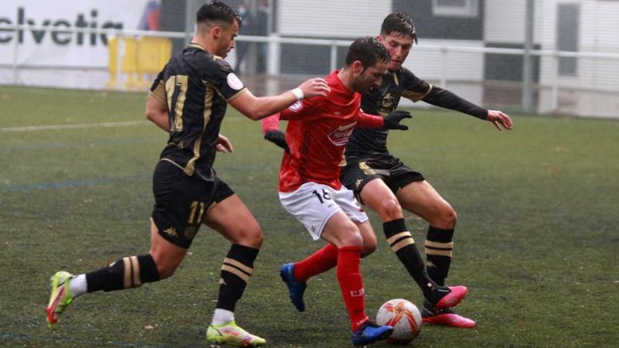 Javicho controla el balón entre dos rivales del Polvorín. | // BERNABÉ/ANA AGRA