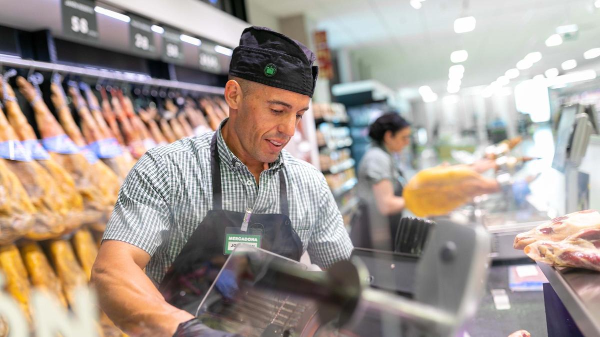 Un trabajador en una tienda de Mercadona.