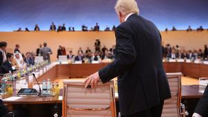 El presidente de EEUU, Donald Trump, toma asiento en el plenario de la cumbre del G20 de Hamburgo, el 7 de julio.
