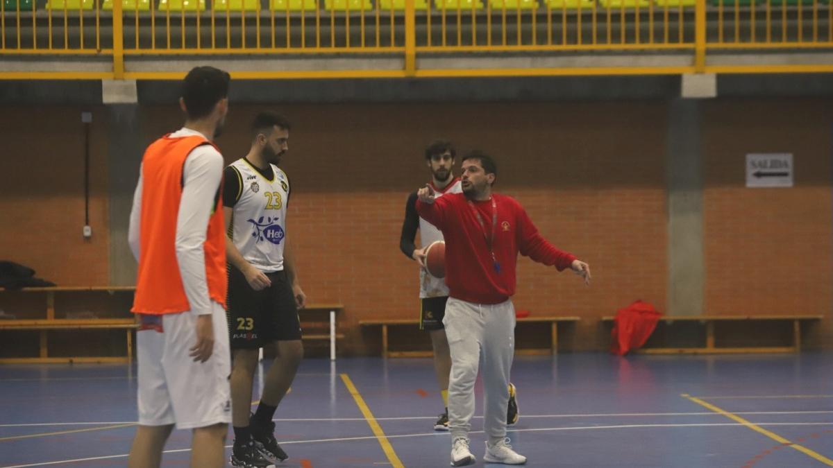 José Antonio Santaella da instrucciones en un entrenamiento del CP Peñarroya.