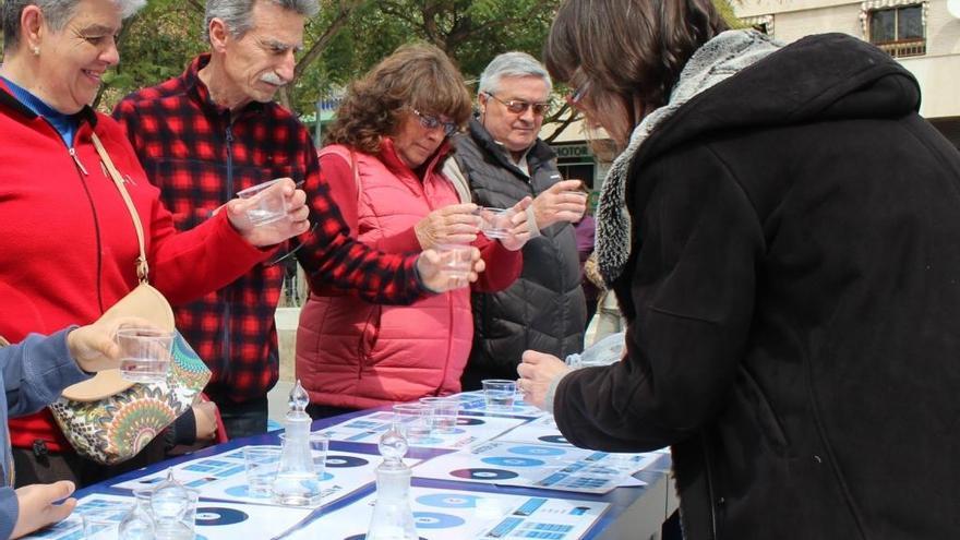 Una cata de agua del grifo organizada por Hidraqua.