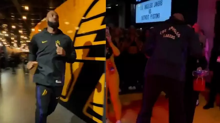 Lebron va a saltar a la pista... pero ve a su madre. ¡Qué tierno!