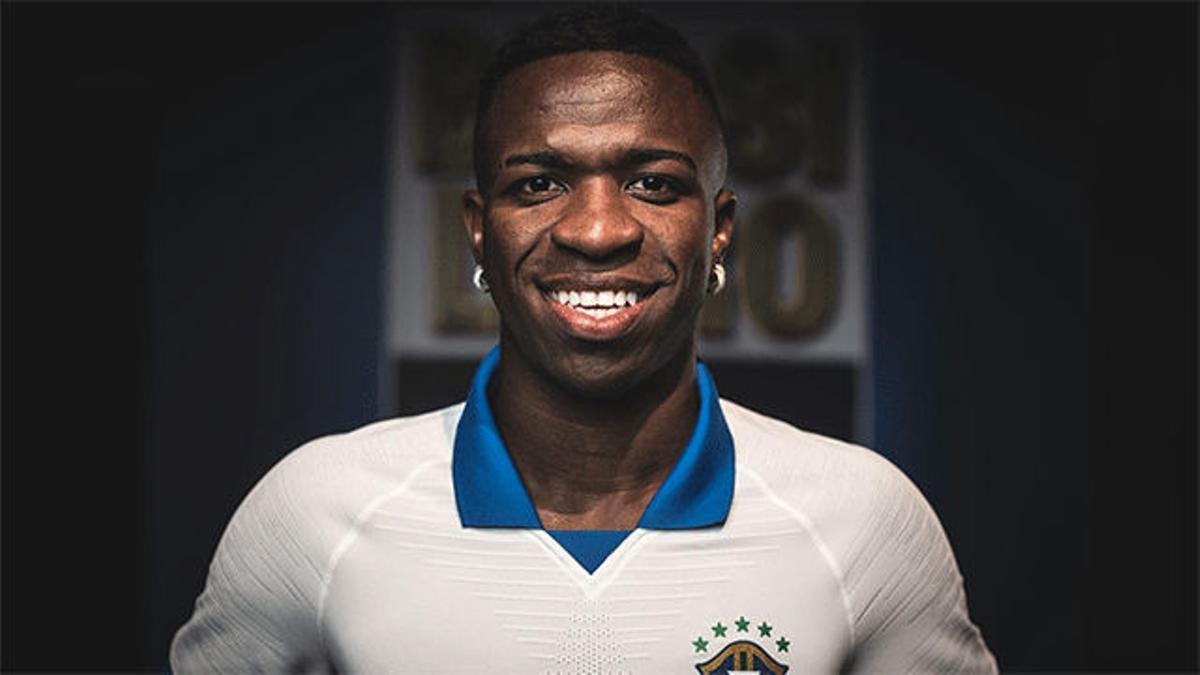 Vinicius exhibe la camisa blanca que Brasil vestirá en la Copa América