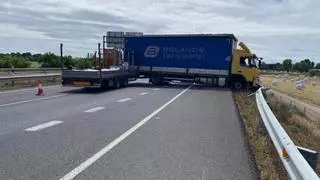 El accidente de un camión en la A-68 provoca retenciones kilométricas en Utebo