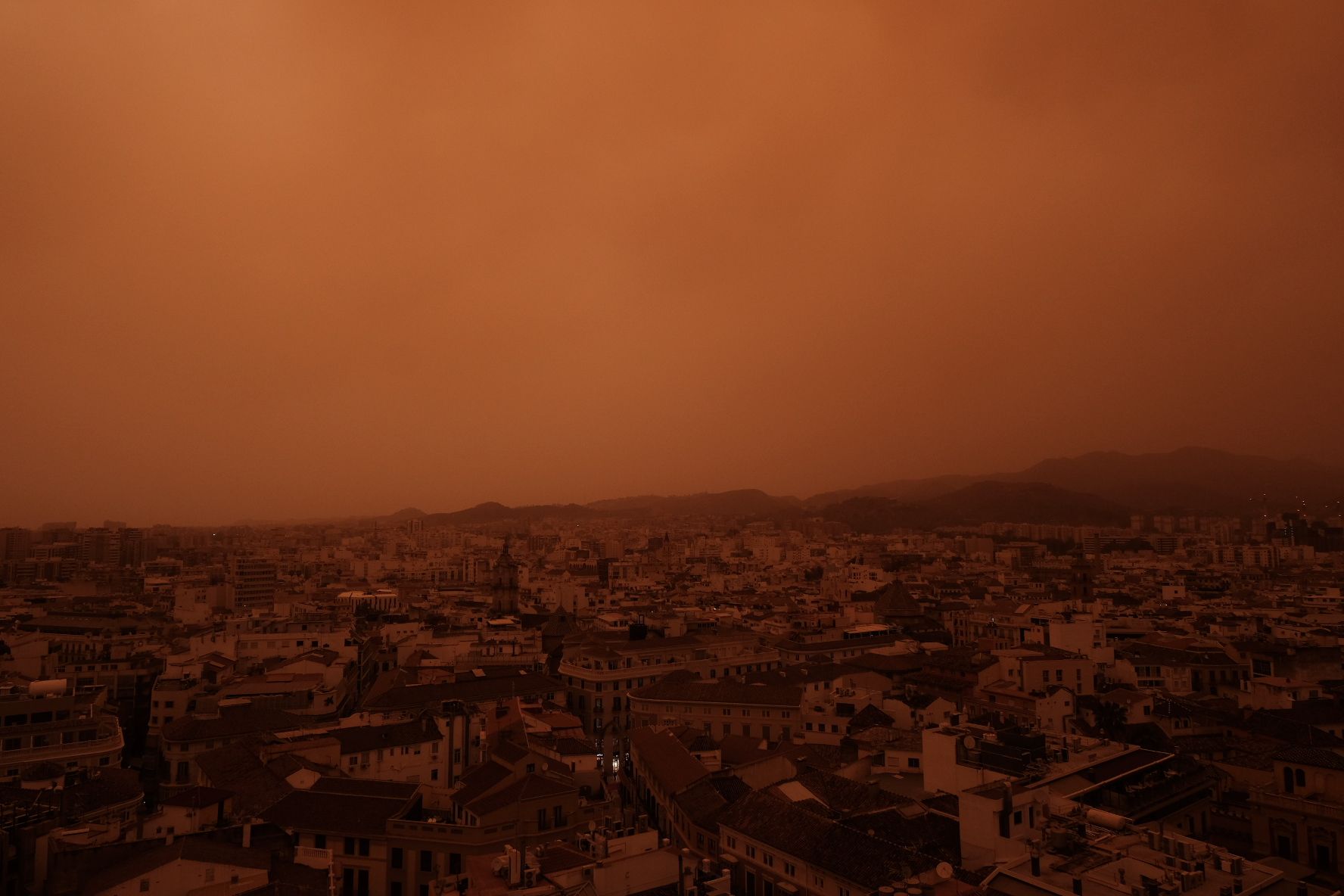 La calima vuelve a cubrir los cielos de Málaga