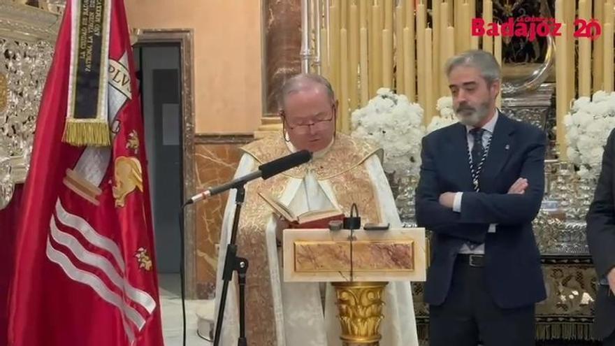 Vídeo | Así ha sido la entrega de la bandera de Badajoz a la Hermandad de la Soledad