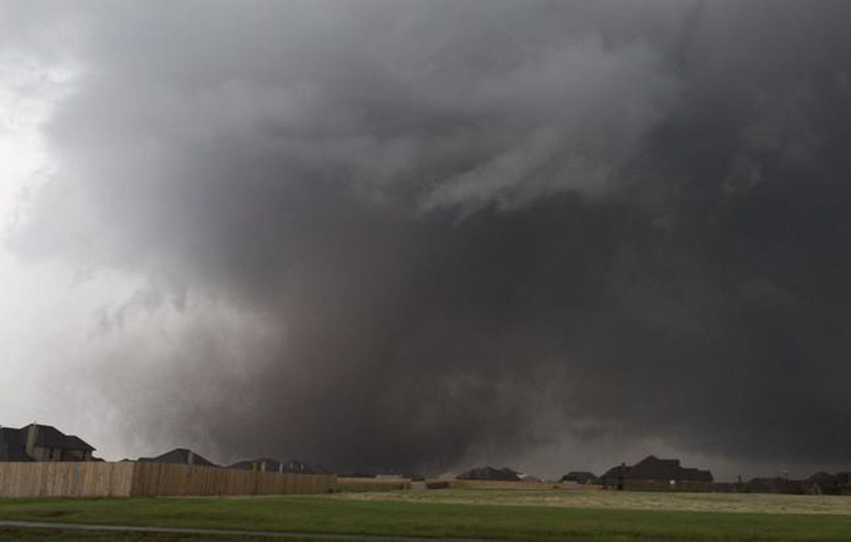 Imatge del tornado gegant recorrent Oklahoma City, diumenge.