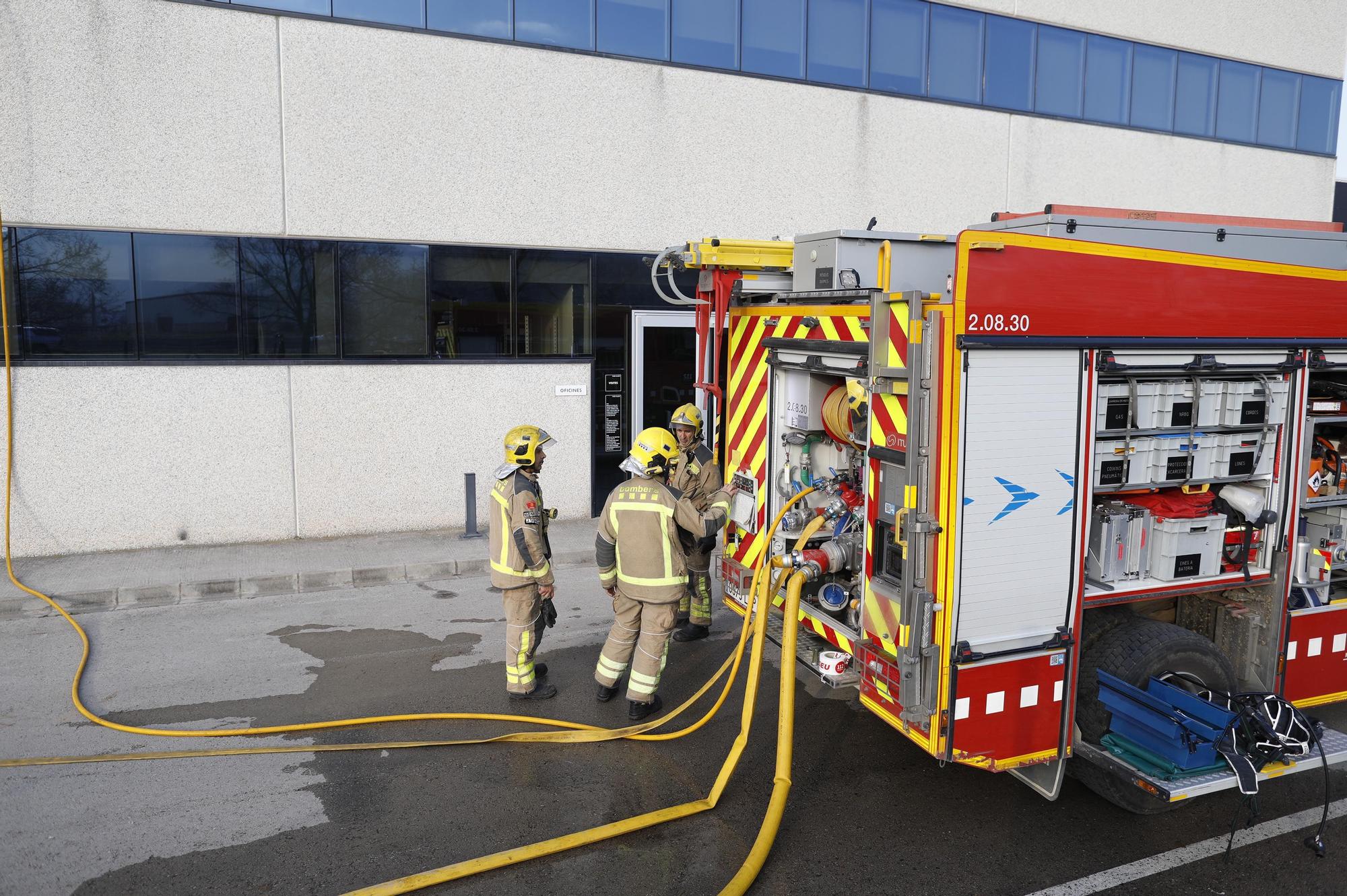 Les imatges de l'incendi de la fàbrica tèxtil a Sant Jaume de Llierca