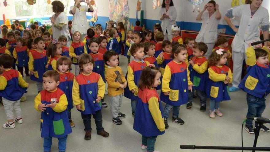 Actuación de Dani Barreiro y Pachi Padín en la escuela infantil municipal. // Noé Parga