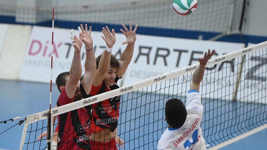 Los vigueses tratan de bloquear un remate. | Pablo Hernández Gamarra