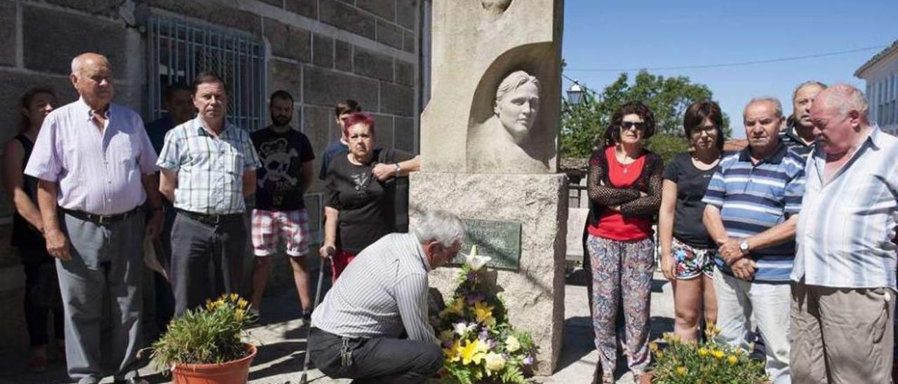 El alcalde coloca la ofrenda floral ante la estatua de Miguel Ángel Blanco en Xunqueira. // Brais Lorenzo