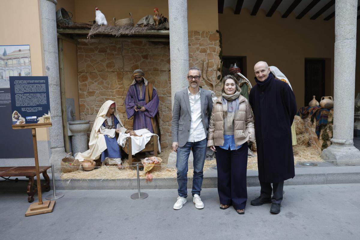 Rivera de la Cruz visita la exposición de belenes del Museo de San Isidro.