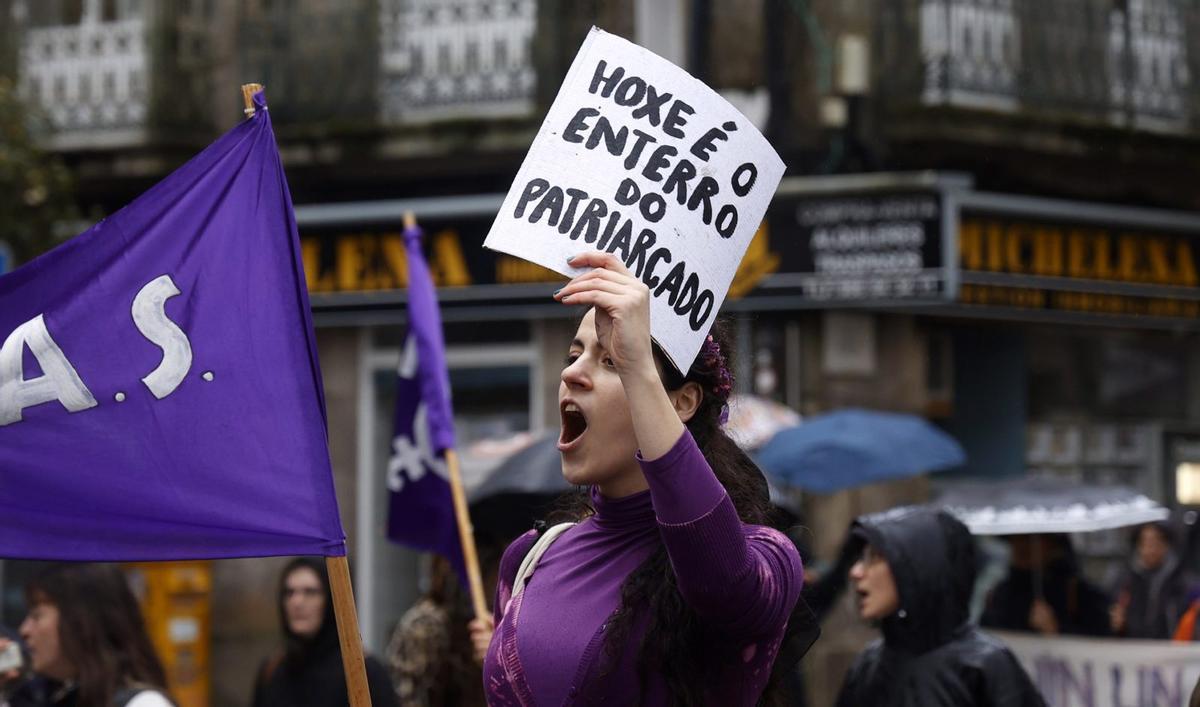 Una mujer sostiene un cartel reivindicativo en la marcha del 8 de marzo del año pasado en Pontevedra.