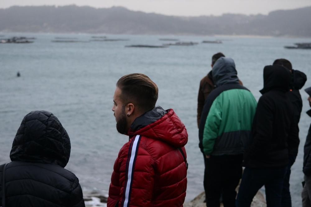 Las fuerzas antidroga intentan acceder al interior de la nave, que podría alojar un gran alijo - Varias personas de origen sudamericano han sido detenidas. // G. Núñez