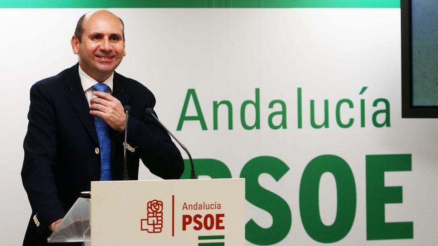 Francisco Conejo, durante la rueda de prensa de ayer, en la sede del PSOE en Málaga.