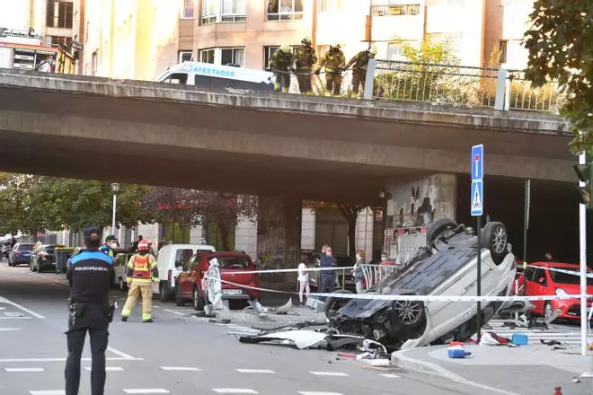 Espectacular accidente en A Coruña con un coche precipitado de un viaducto