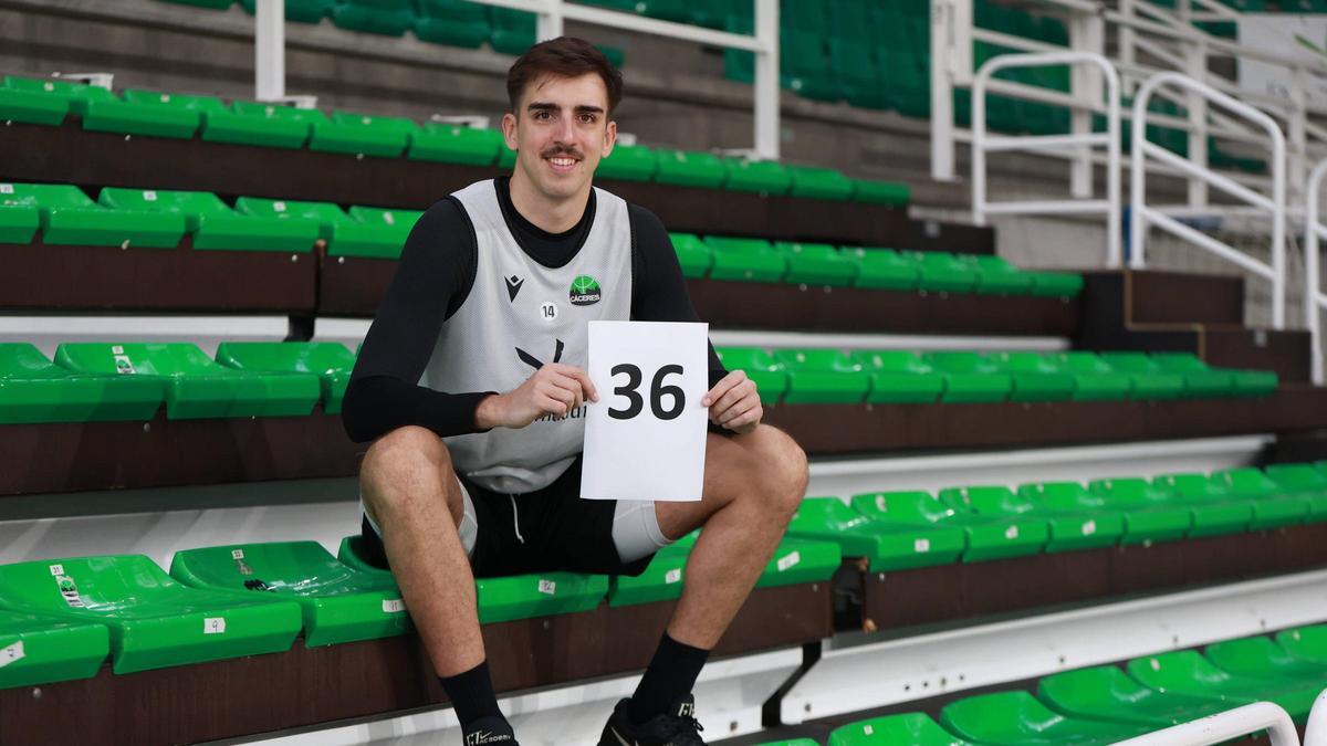 Alex Mazaira sonríe tras el entrenamiento matinal del Cáceres Patrimonio de laHumanidad.