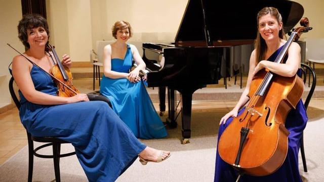 Die Damen in Blau nennen sich Trío Tríptic – v. li.: Catalina Reus, Dina Nedéltcheva und Rosa Canyellas.