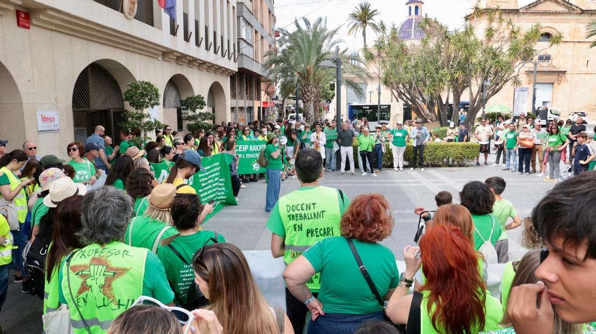Los profesores se manifiestan en Sant Joan durante el segundo día de huelga Los profesores se manifiestan en Sant Joan durante el segundo día de huelga