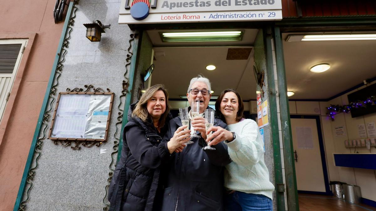 Los loteros de Duquesa Villahermosa, en Zaragoza, celebran el reparto del tercer premio de la Lotería del Niño.