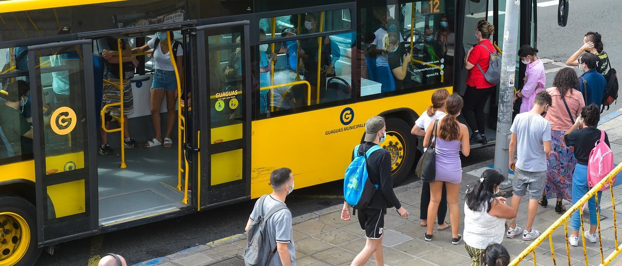 Viajeros suben a una guagua